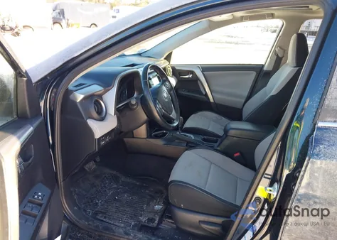 2017 Toyota Rav4 Xle z USA, uszkodzony, nr VIN JTMRFREV2HD220629